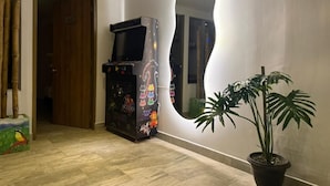 En 30-tommers Flatskjerm-TV med kabel-kanaler