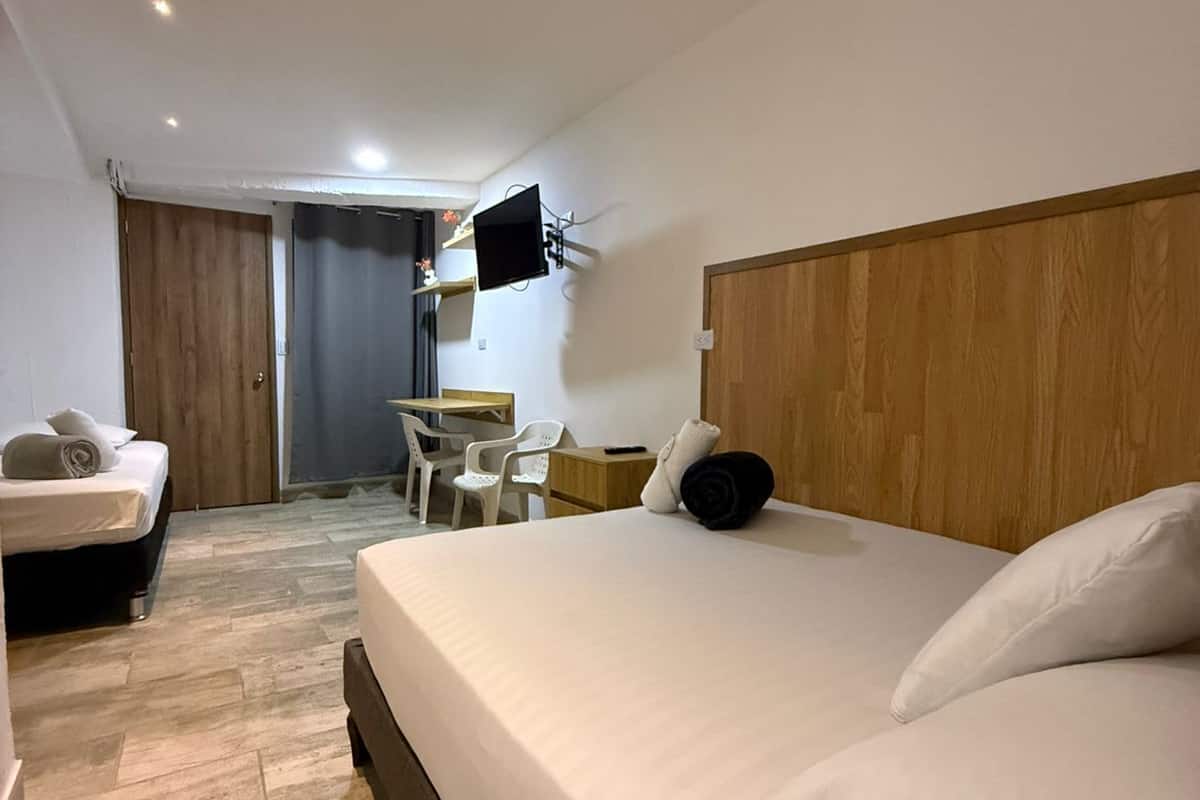 Cortinas blackout, tabla de planchar con plancha y wifi gratis