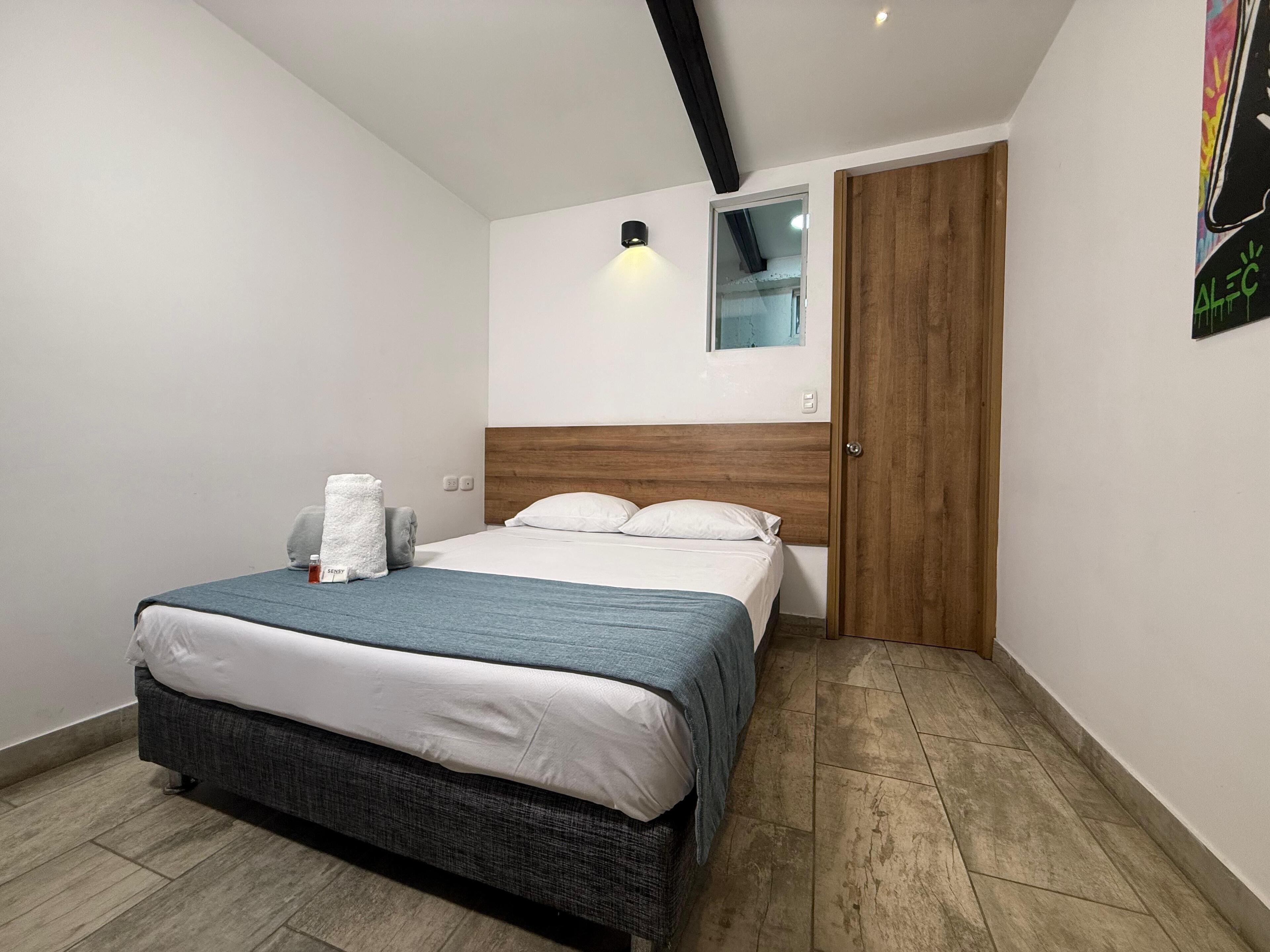 Cortinas blackout, tabla de planchar con plancha y wifi gratis 