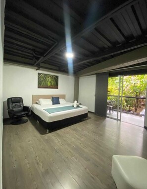 Lägenhet Comfort - balkong - utsikt mot trädgården | Mörkläggningsgardiner, strykjärn/strykbräda, gratis wi-fi och sängkläder