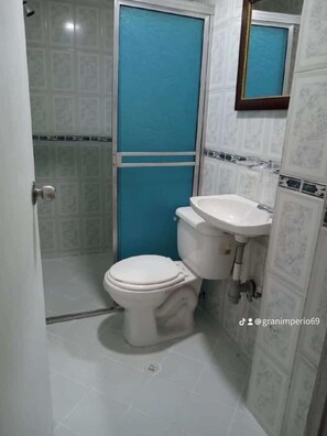Executive Double Room, Balcony, Garden View | Bathroom | Shower, towels