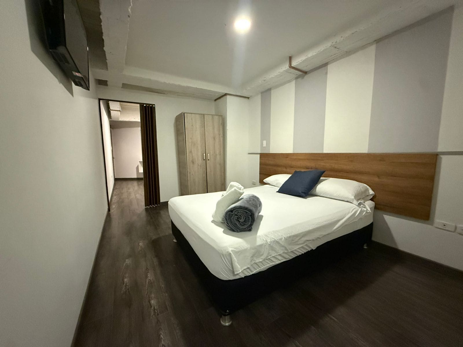 Cortinas blackout, tabla de planchar con plancha y wifi gratis 