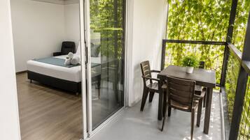 Cortinas blackout, tabla de planchar con plancha y wifi gratis