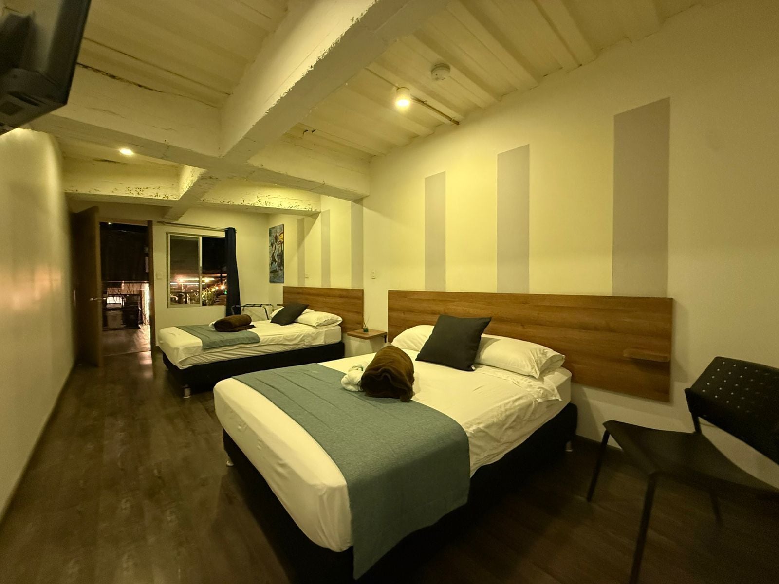 Cortinas blackout, tabla de planchar con plancha y wifi gratis 