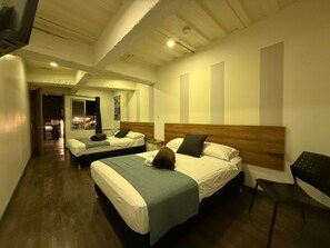 家庭四人房 | 遮光窗簾/窗簾、熨斗/熨衫板、免費 Wi-Fi、床單