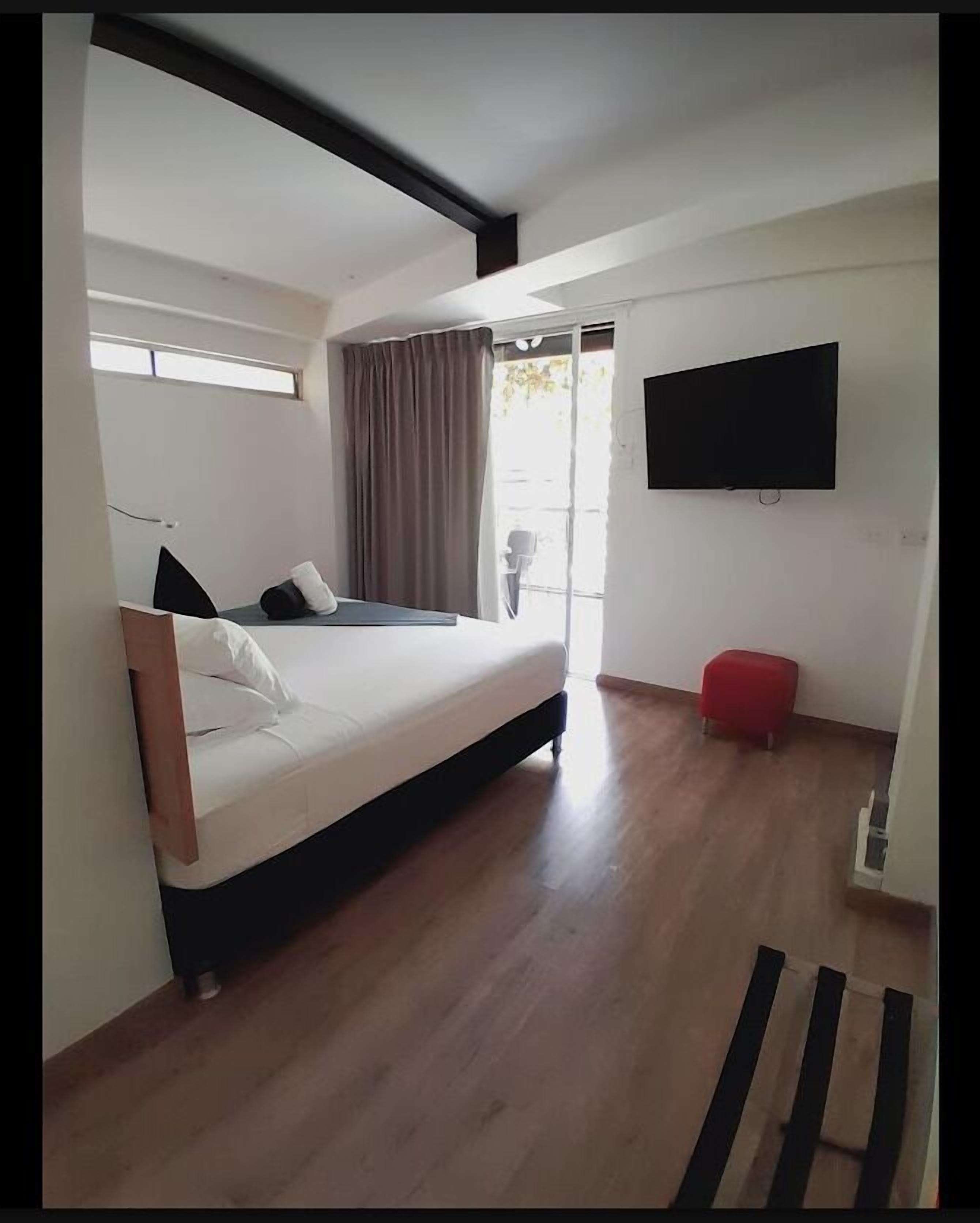 Cortinas blackout, tabla de planchar con plancha y wifi gratis 