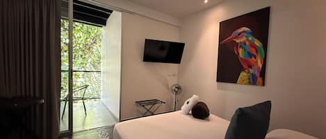 Kamar Double Eksekutif, balkon, pemandangan kebun | Tirai kedap cahaya, setrika/meja setrika, Wi-Fi gratis, dan seprai linen