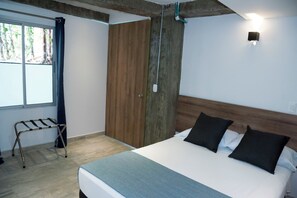 Senior Double Room | Blackout drapes, iron/ironing board, free WiFi, bed sheets - Carriqui Underground  (Pereira)