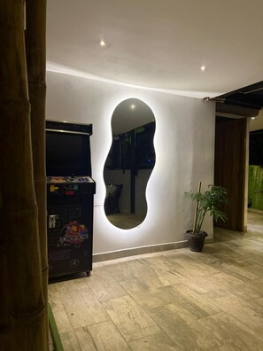 30-inch flat-screen TV with cable channels - Carriqui Underground  (Pereira)