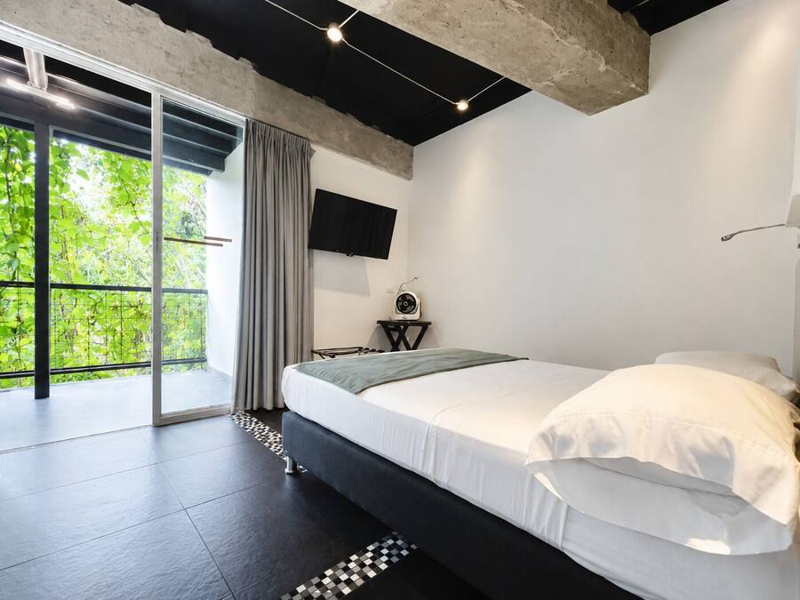 Cortinas blackout, tabla de planchar con plancha y wifi gratis