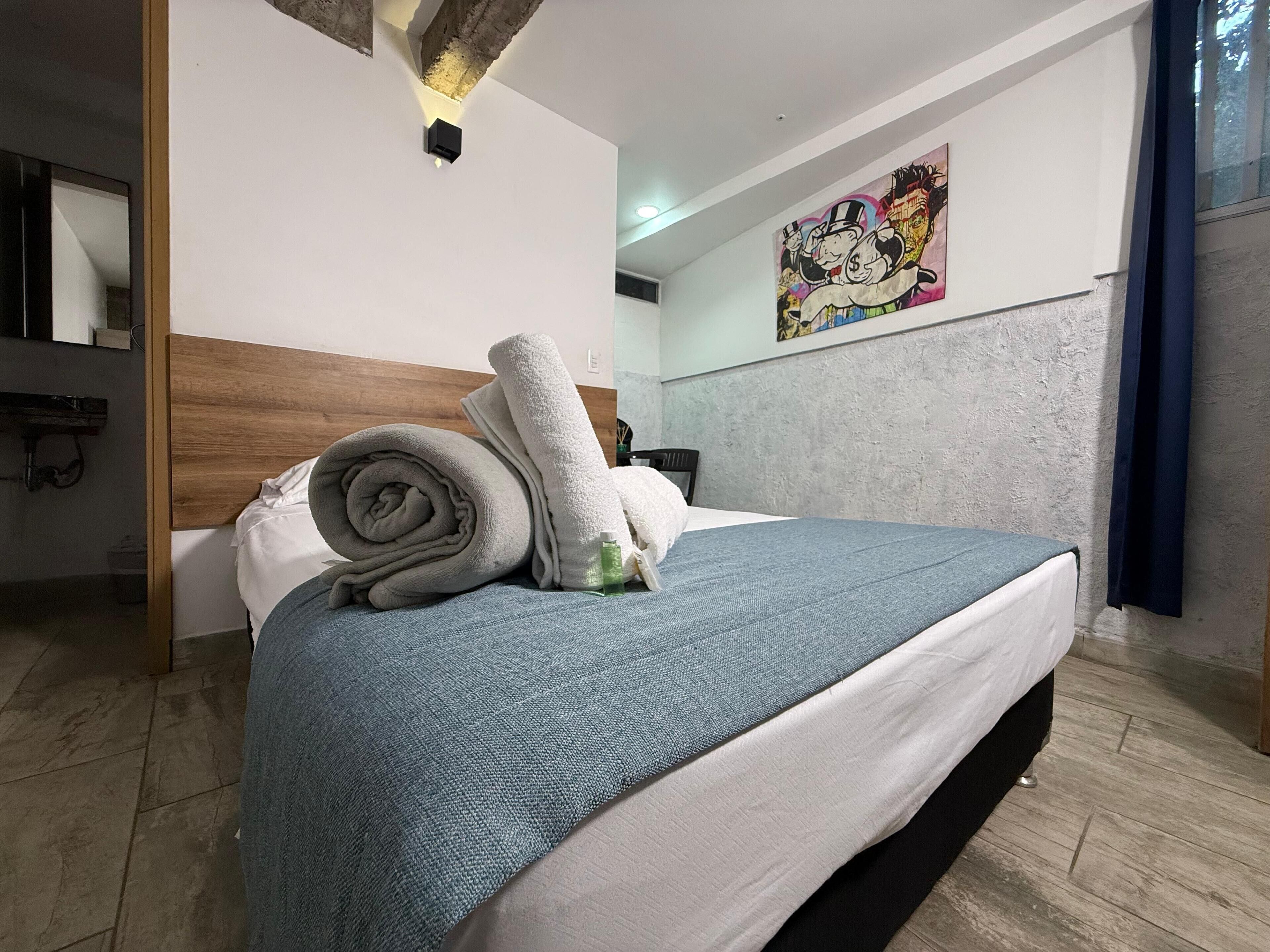 Cortinas blackout, tabla de planchar con plancha y wifi gratis 