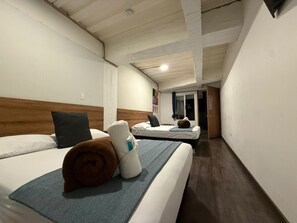 Cortinas blackout, tabla de planchar con plancha y wifi gratis 