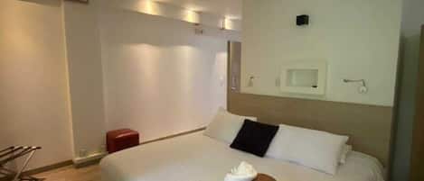 Chambre Double Supérieure, balcon, vue jardin | Rideaux occultants, fer et planche à repasser, Wi-Fi gratuit