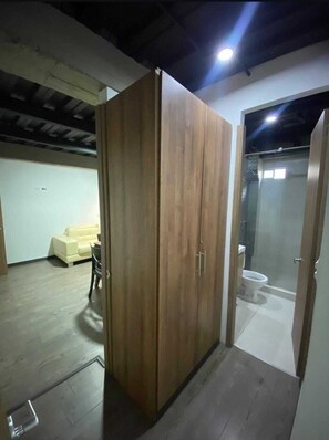 Cortinas blackout, tabla de planchar con plancha y wifi gratis 