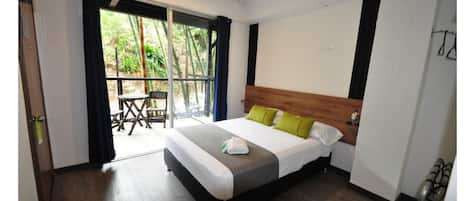 Kahden hengen superior-huone, parveke, näköala puutarhaan | Pimennysverhot, silitysrauta/-lauta, ilmainen Wi-Fi, vuodevaatteet