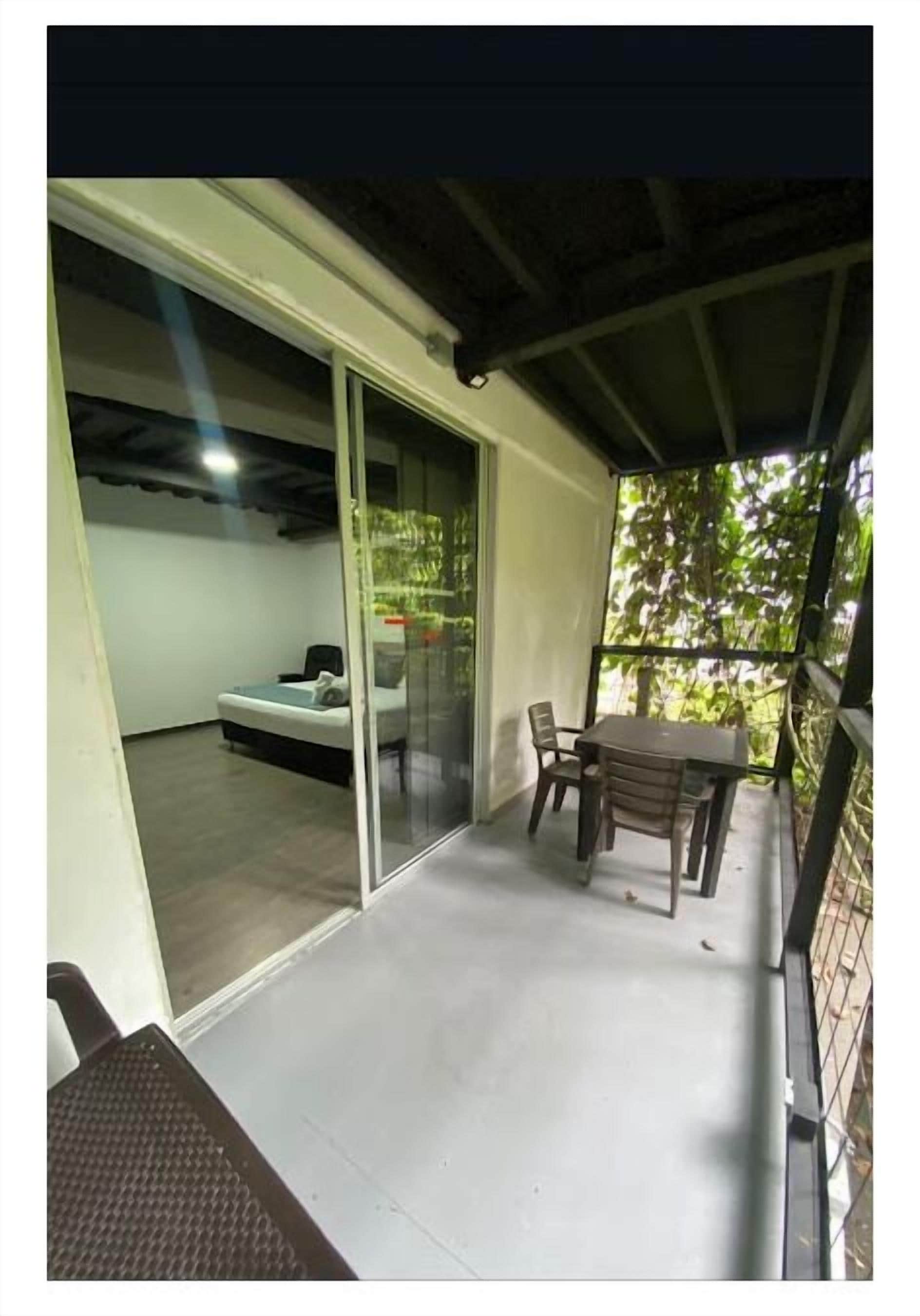 Cortinas blackout, tabla de planchar con plancha y wifi gratis 