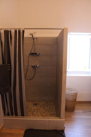 Shower, hair dryer, towels, soap - Provencal house with heated pool between Luberon & Alpilles - absolute calm (Cheval-Blanc)