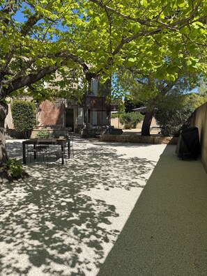 Outdoor dining - Provencal house with heated pool between Luberon & Alpilles - absolute calm (Cheval-Blanc)