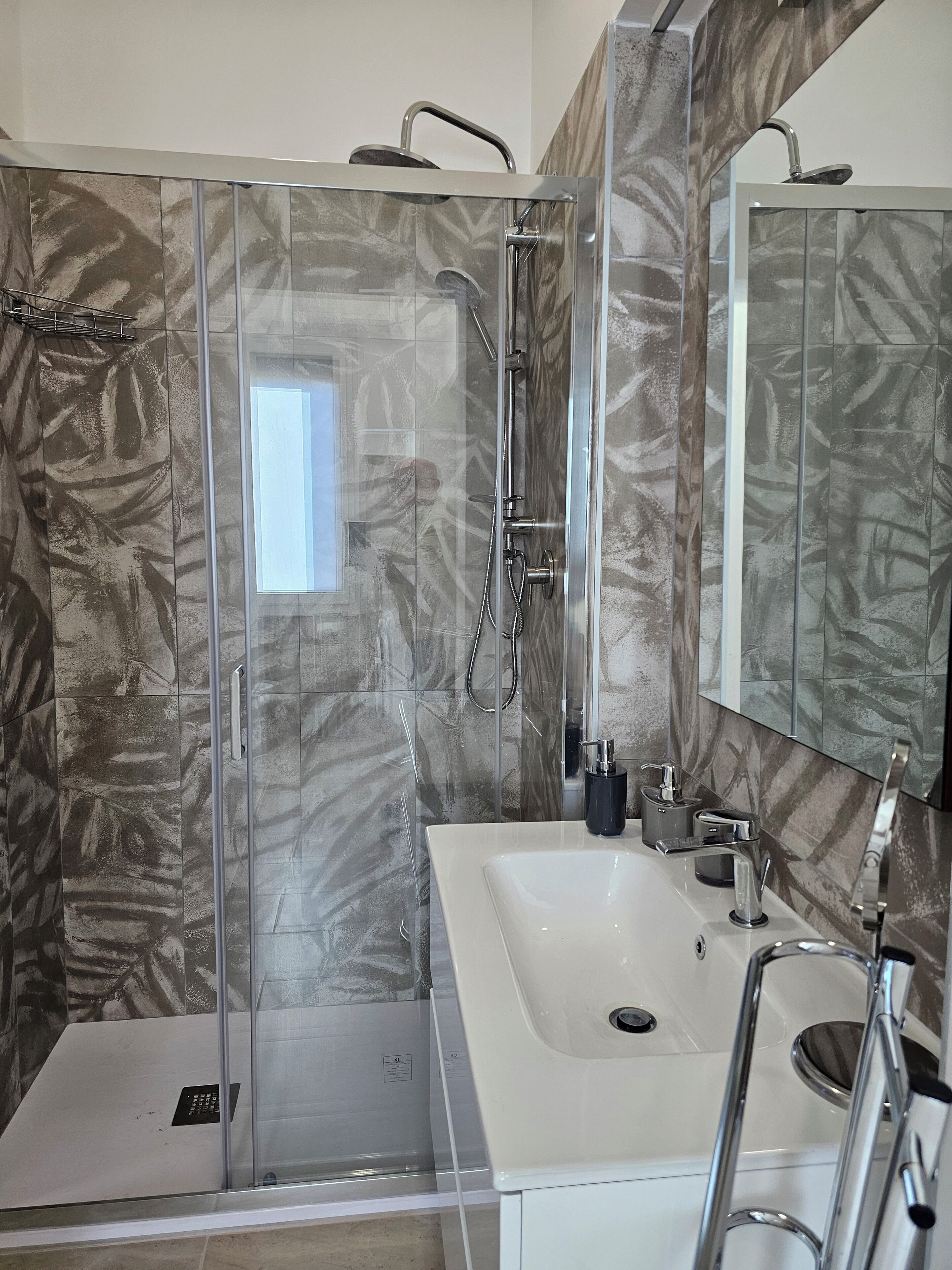 Douche, sèche-cheveux, bidet, serviettes fournies