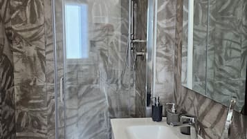 Douche, sĂšche-cheveux, bidet, serviettes fournies