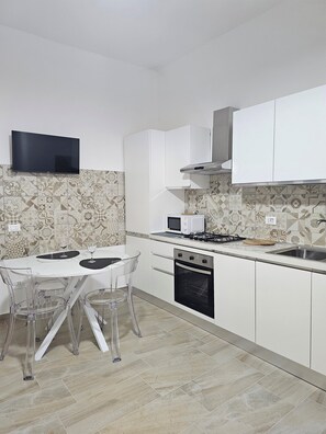 Microonde, forno, piano cottura, lavastoviglie