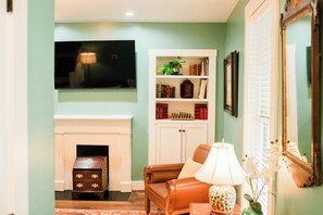 Interior - The Neal House: Charming & Historic 3 Bedroom House (Millersburg)