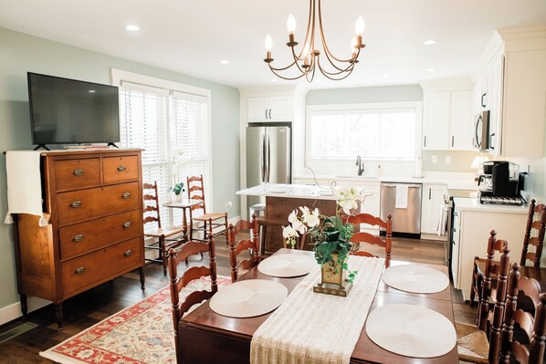 Dining - The Neal House: Charming & Historic 3 Bedroom House (Millersburg)