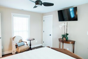 Room - The Neal House: Charming & Historic 3 Bedroom House (Millersburg)