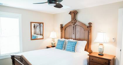 The Neal House: Charming & Historic 3 Bedroom House