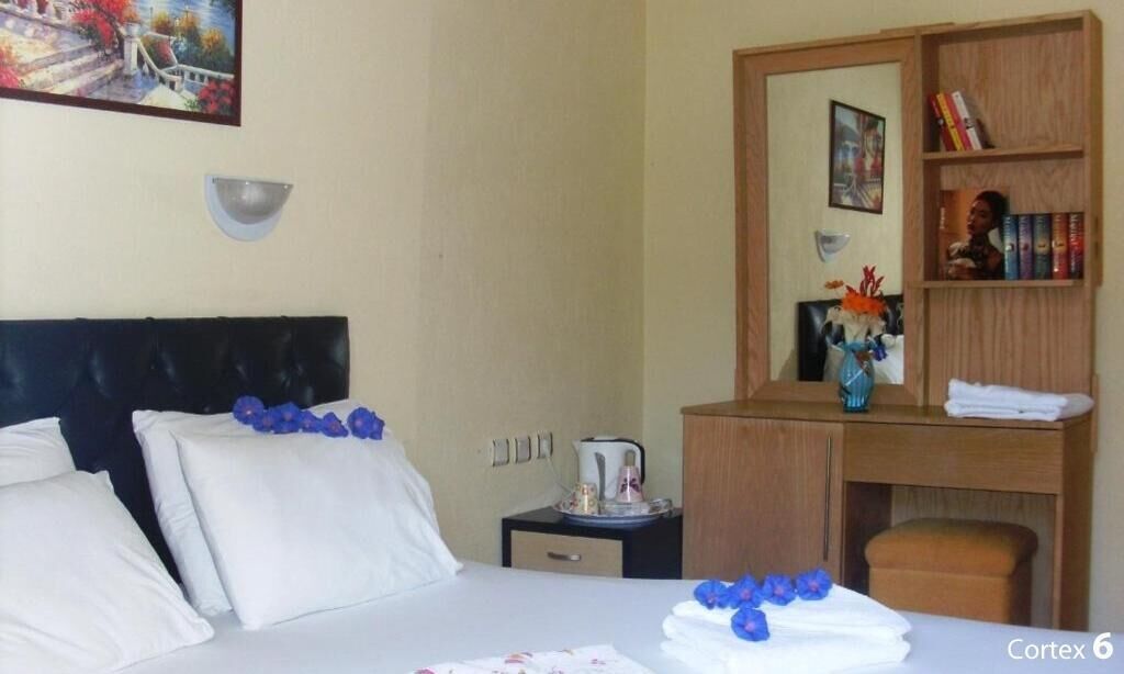 Escritorio, espacio para trabajar con laptop y wifi gratis 