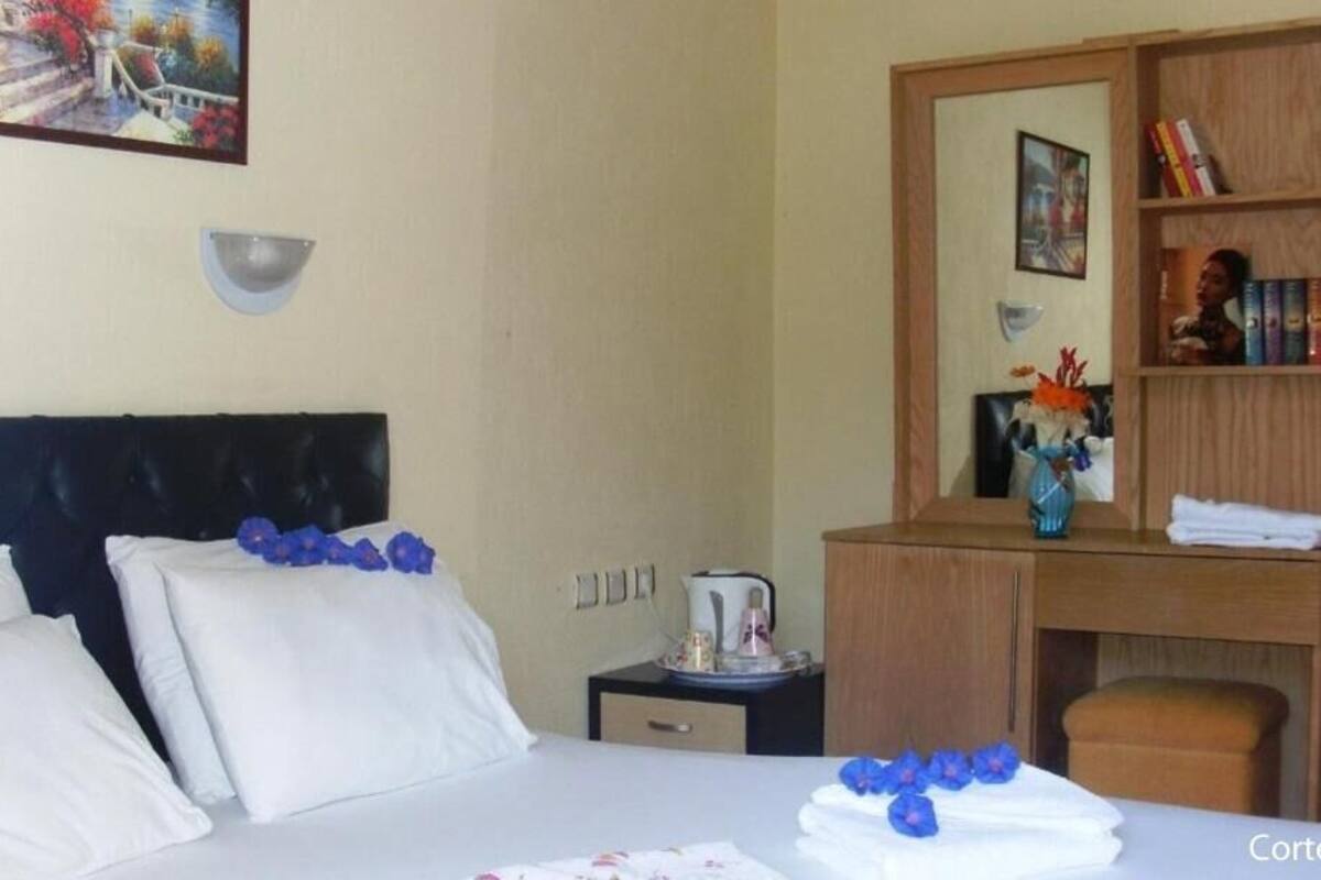 Quarto casal ou duplo standard, sacada, vista parcial para o mar | Escrivaninha, espaço de trabalho para notebook, Wi-Fi de cortesia