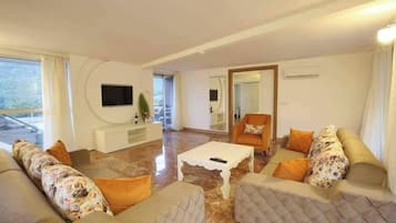 Luxury Suite, Sea View | Living area