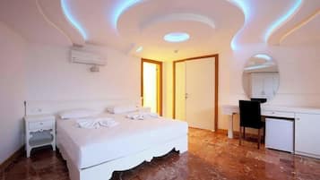 Escritorio, espacio para trabajar con laptop y wifi gratis