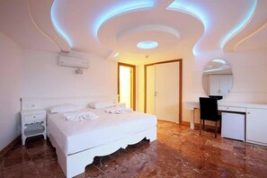 Luxury Suite, Sea View | Meja, ruang kerja komputer riba, Wi-fi percuma 