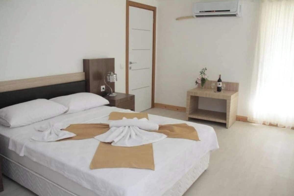 Standardværelse med dobbeltseng eller 2 enkeltsenge - balkon - delvis havudsigt