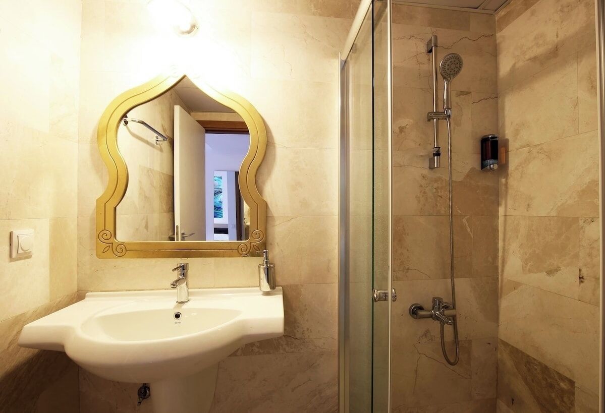 Shower, free toiletries, hair dryer, towels