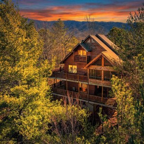 Exterior - Edge Park Lodge • 4 Ensuites • Stunning Views (Sevierville)