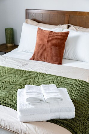 3 Schlafzimmer, Schreibtisch, Bügeleisen/Bügelbrett, Reisekinderbett