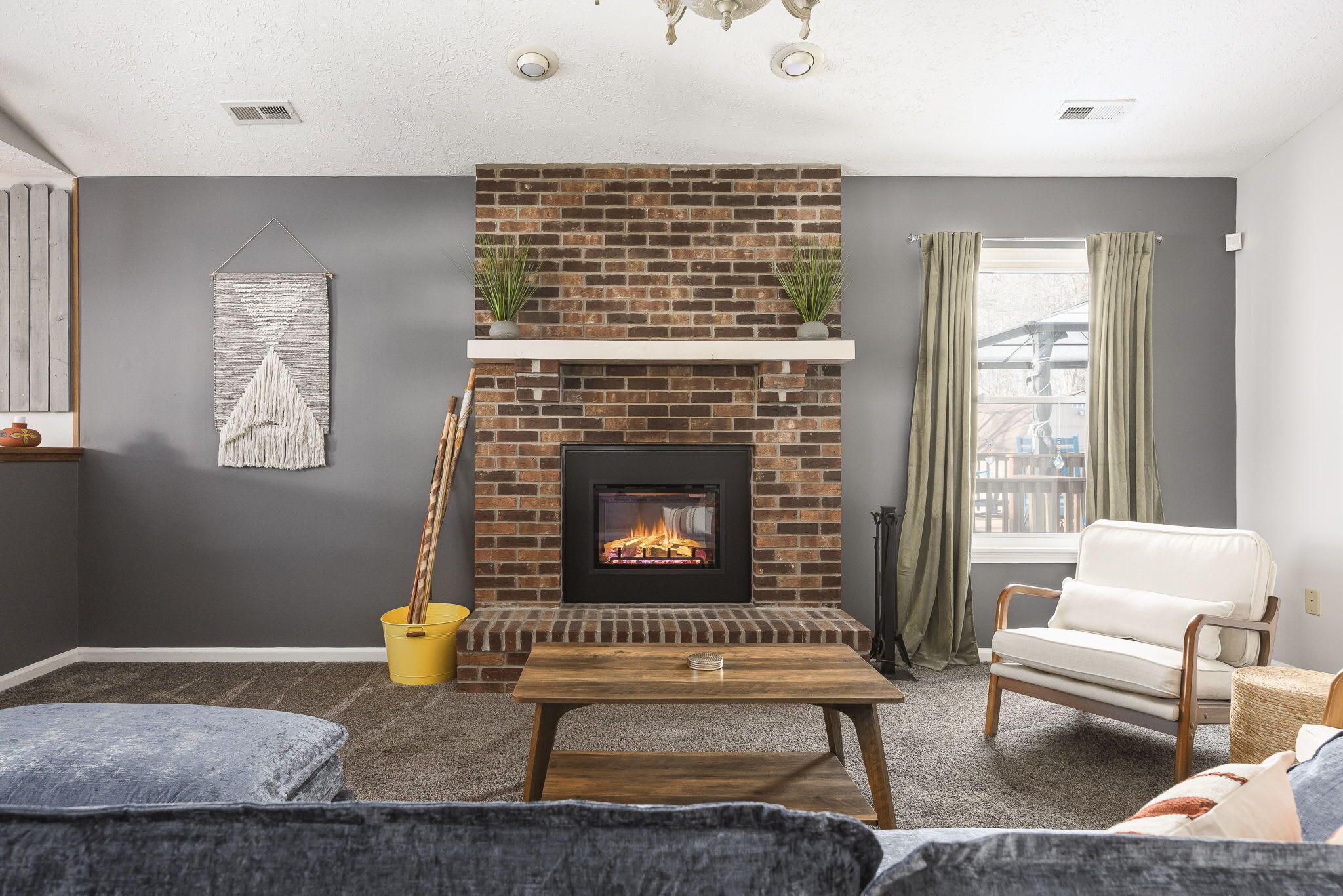 Televisión, chimenea, videojuegos y oficina 