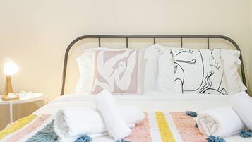 2 bedrooms, internet, bed sheets