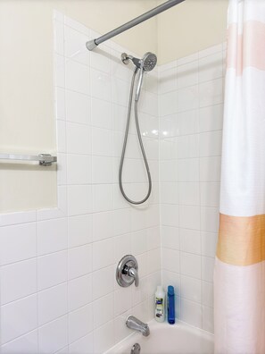 Hair dryer, towels, soap, toilet paper - Cozy & Stylish 2BR Apt in University City (Philadelphia)