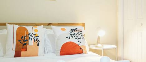 2 bedrooms, internet, bed sheets