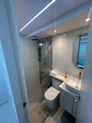 Douche, serviettes fournies, savon, papier toilette