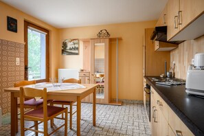 Coffee/tea maker, fridge, microwave, oven