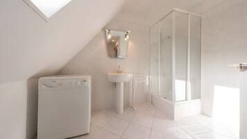 Douche, serviettes fournies