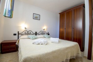 2 bedrooms, travel cot, free WiFi, bed sheets - Appartamento Olivo (Cala Gonone)