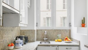 Fridge, microwave, oven, stovetop - Luxe & terrasse privée -  2BR/6P - Paris Centre (Paris)