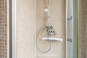 Shower, hair dryer, towels, shampoo - Luxe & terrasse privée -  2BR/6P - Paris Centre (Paris)