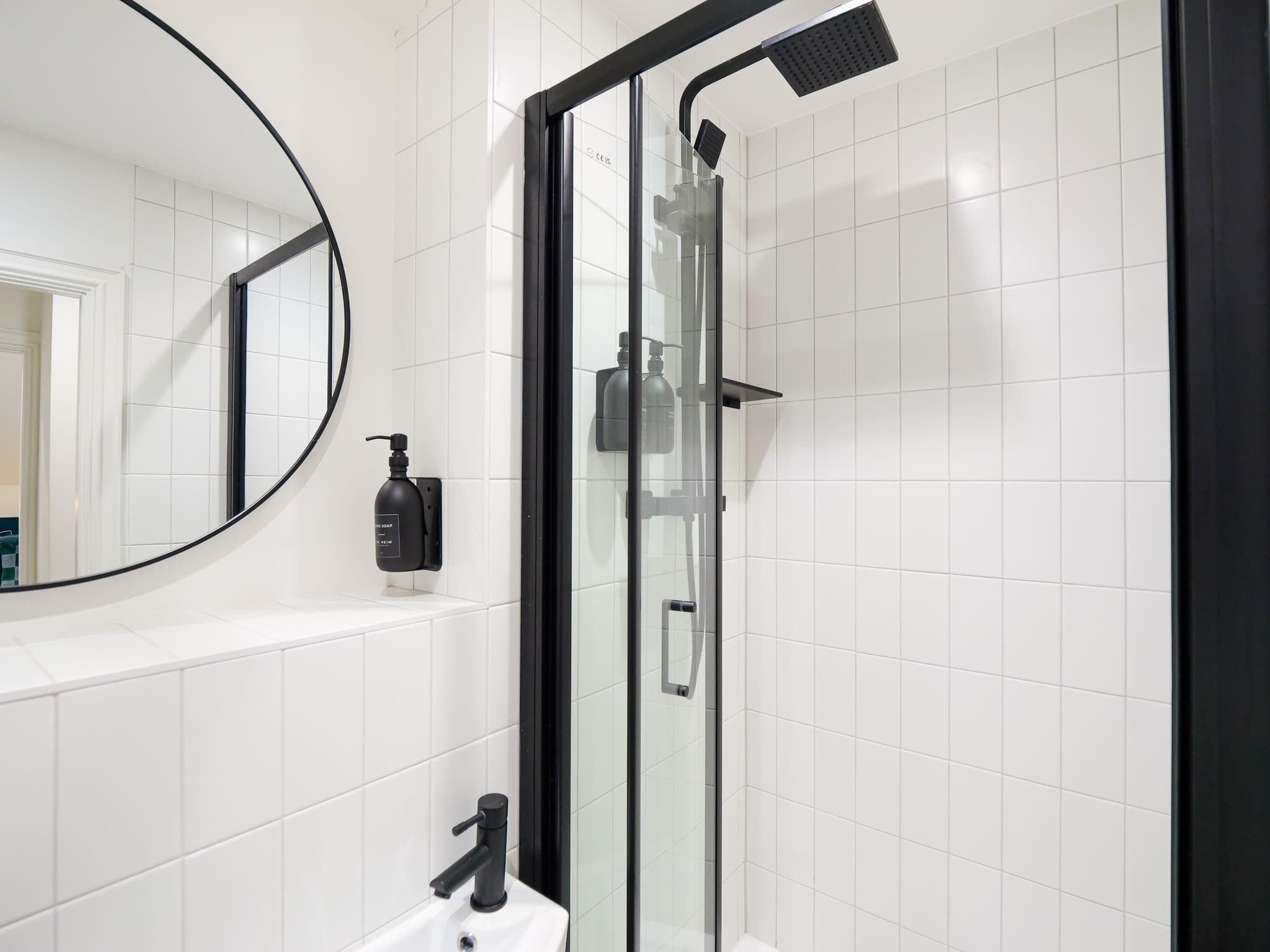Een douche, een haardroger, handdoeken, shampoo