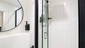 Een douche, een haardroger, handdoeken, shampoo
